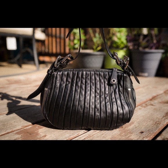 Like New Miu Miu Leather Shoulder bag - Picture 4 of 7